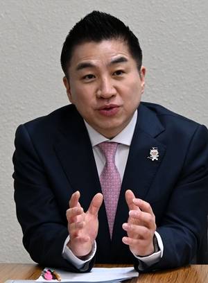 정용석 국립박물관문화재단 사장이 서울경제와의 인터뷰에서 질문에 답변하고 있다. 성형주기자