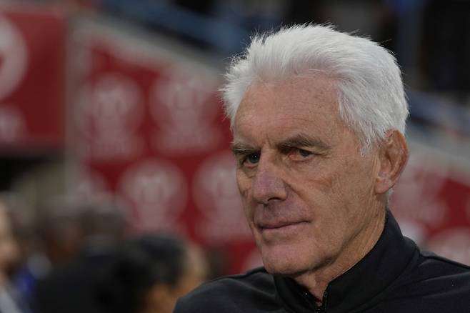 멕시코와 남아공은 각각 추가 선수 수급과 고강도 훈련으로 북중미월드컵을 준비하고 있다. 위고 브로스 벨기에 감독(사진)은 선수 시절 경험을 돌아보며 고지대와 긴 이동거리에 따른 체력저하를 이겨내기 위한 방안을 마련했다. AP뉴시스