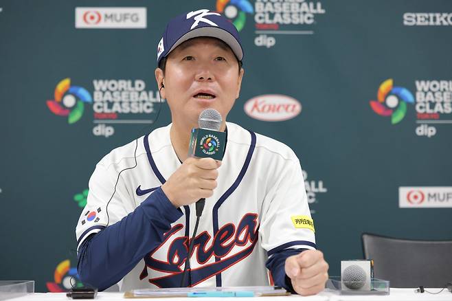 류지현 야구 대표팀 감독이 4일 일본 도쿄돔서 열린 제6회 월드베이스볼클래식(WBC) 한국 대표팀 공식 기자회견서 취재진의 질문에 답하고 있다. 류 감독은 5일 체코전 선발투수로 소형준을 예고했다. 소형준에 이어선 정우주가 공을 이어받아 마운드를 지킬 예정이다. 사진제공｜요미우리 신문