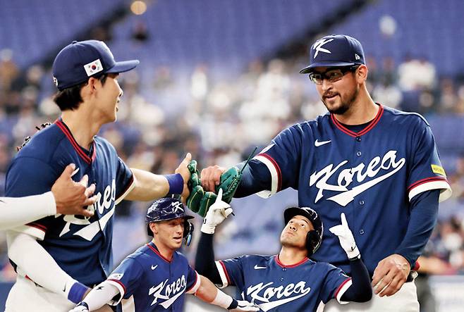 한국 야구 대표팀 데인 더닝(큰 사진 오른쪽)이 3일 오릭스와 연습경기에서 호투한 뒤 김혜성과 하이파이브하고 있다. 셰이 위트컴(아래 왼쪽)은 홈런으로 첫 안타를 쳤고, 저마이 존스는 멀티 출루를 해 한국계 트리오에 대한 기대감도 높아졌다.  연합뉴스