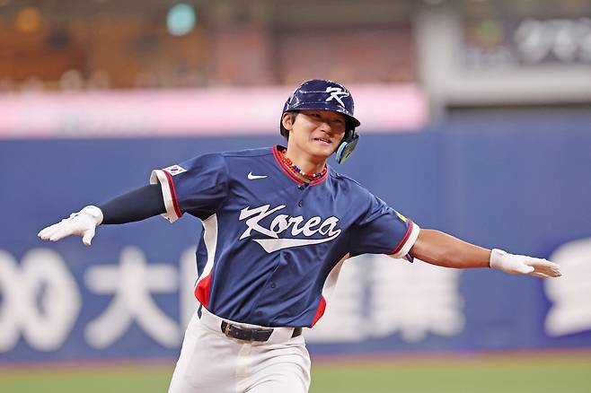 한국 WBC 대표팀 김도영이 3일 일본 오사카 교세라돔에서 열린 오릭스와 평가전에서 홈런을 날리고 세리머니 하고 있다. 연합뉴스