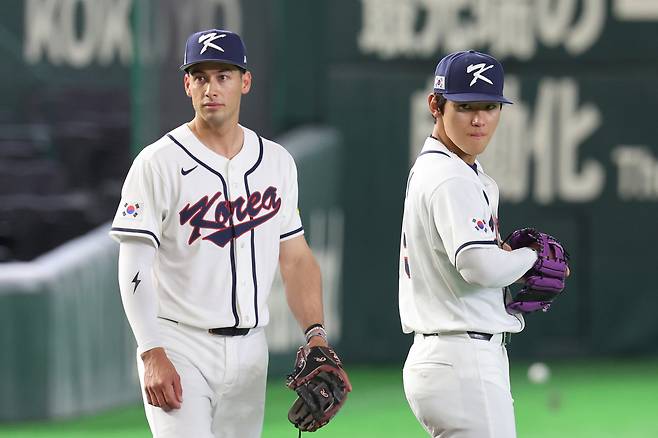 WBC 대표팀 셰이 위트컴(왼쪽)과 김도영이 4일 일본 도쿄돔에서 훈련하고 있다. 연합뉴스
