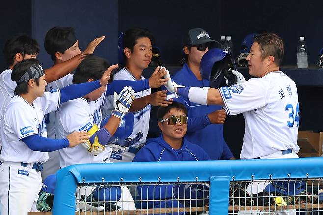 지난 3일 한화전에서 더그아웃으로 들어오는 최형우(오른쪽)을 후배들이 맞이하고 있다. 삼성 라이온즈 제공