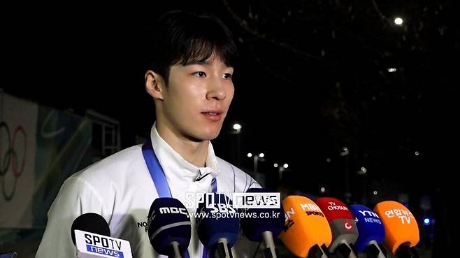 ▲ 황대헌은 3년 전 린샤오쥔과의 이슈에 대해 특정 선수에게 관심이 없다고 짧게 답변한 이후 사실상 언급을 피해왔다. 이번에 처음으로 린샤오쥔과 관련된 속깊은 발언이 나올지 관심이 모이고 있다.