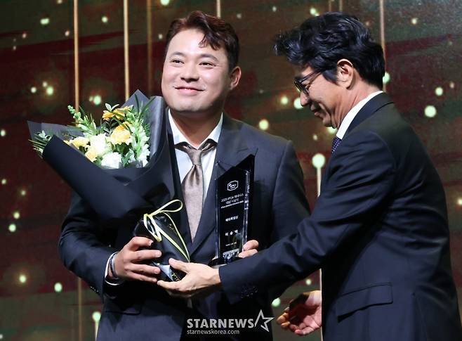 이승택이 지난해 2025 KPGA 제네시스 대상 시상식에서 해외특별상을 수상하고 있다. /사진=김진경 대기자
