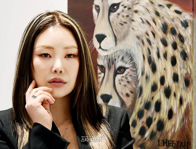 회화 작가로 활동하는 래퍼 치타(김은영)가 작품앞에서 포즈를 취하고 있다. <강영국 기자>