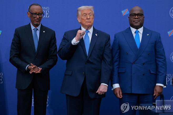 지난해 12월 4일 미국 워싱턴DC 백악관에서 열린 르완다-민주콩고 평화협정 서명식에 참석한 폴 카가메 르완다 대통령(왼쪽부터)과 도널드 트럼프 미국 대통령, 펠릭스 치세케디 민주콩고 대통령이 기념촬영을 하고 있다.[게티이미지/AFP=연합뉴스 자료사진. 재판매 및 DB 금지]