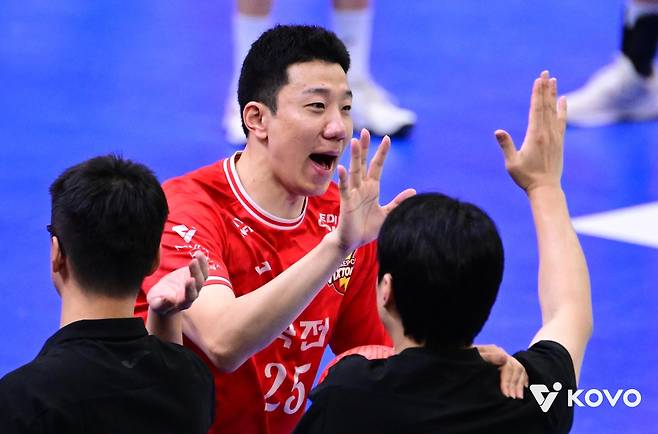 한국전력의 베테랑 미들 블로커 신영석(중앙) [한국배구연맹 제공. 재판매 및 DB 금지]