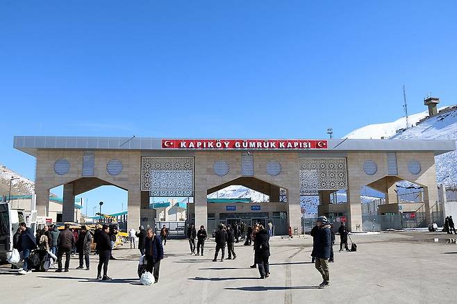 피란민들과 취재진 (카프쾨이[튀르키예]=연합뉴스) 김동호 특파원 = 3일(현지시간) 이란에서 육로를 통해 튀르키예로 빠져나온 피란민들은 내외신 취재진이 인터뷰하고 있다. 2026.3.4 dk@yna.co.kr