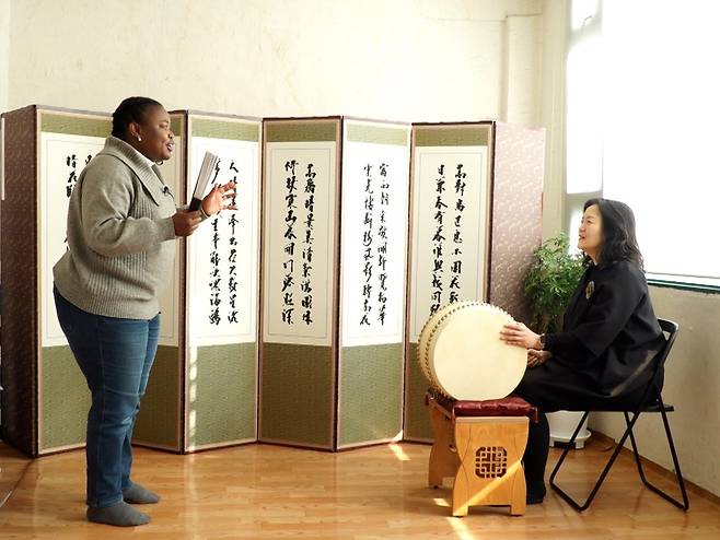 흥부가 연습하는 마포 로르와 민혜성 명창 흥부가 완창 무대에 서기 위해 연습 중인 마포 로르(좌측)와 이를 지도하는 민혜성 명창. [연합뉴스 자료 사진]