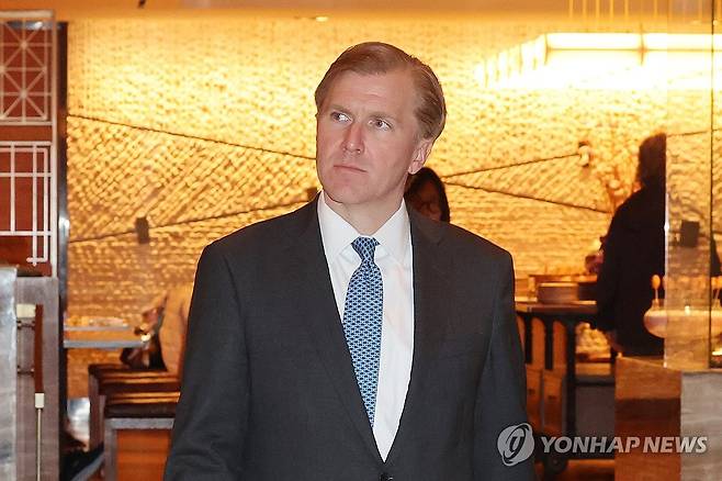 조찬 회동 마친 콜비 미국 국방차관 [연합뉴스 자료사진 재판매 및 DB금지] 엘브리지 콜비 미 국방부(전쟁부) 정책담당 차관이 1월 26일 서울 종로구 포시즌스호텔에서 조현 외교부 장관과 조찬 회동을 마친 뒤 이동하고 있다. 2026.1.26 hwayoung7@yna.co.kr