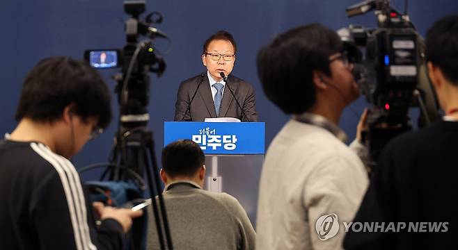 민주당 공관위, 공천 심사 결과 발표 (서울=연합뉴스) 이동해 기자 = 더불어민주당 김이수 중앙당 공천관리위원장이 2일 서울 여의도 중앙당사에서 공천 심사 결과를 발표하고 있다. 2026.3.2 eastsea@yna.co.kr