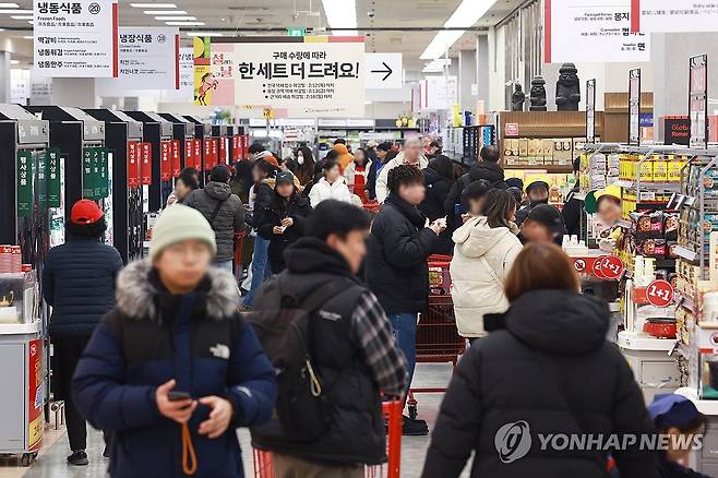 서울의 한 대형마트에서 장을 보는 시민들 [연합뉴스 자료사진]