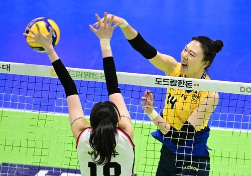 공격하는 현대건설의 양효진(오른쪽) [한국배구연맹 제공. 재판매 및 DB 금지]