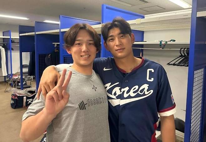 이정후(오른쪽) 기념사진 찍은 일본 독립리그 투수 고바야시 다쓰토 [고바야시 인스타그램 캡처. 재배포 및 DB 금지]