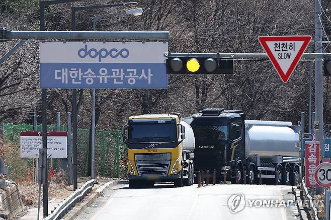 호르무즈 봉쇄에 유가급등 우려↑ (성남=연합뉴스) 서대연 기자 = 이란이 핵심적인 에너지 수송로인 호르무즈 해협 봉쇄에 나서며 유가가 급등할 것으로 보이는 가운데 3일 경기도 성남시 대한송유관공사 서울지사 인근에서 유조차들이 오가고 있다.
우리나라는 지난해 기준으로 중동 원유 도입이 전체 70%에 달하고, 이 중 95% 이상이 호르무즈 해협을 통과했을 정도로 중동산 원유 의존도가 높다. 호르무즈 해협이 봉쇄될 경우 타격이 막대할 것이라는 분석이 나온다. 2026.3.3 dwise@yna.co.kr