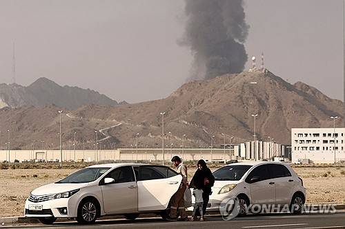 드론 공격 받은 UAE 푸자이라  (푸자이라 <아랍에미리트> 로이터=연합뉴스) 2026년 3월 3일 아랍에미리트(UAE) 푸자이라 석유산업단지에서 연기가 피어오르고 있다. 이 연기는 격추된 이란 드론의 파편이 화재를 일으키면서 난 것으로 알려졌다. 2026.3.4.