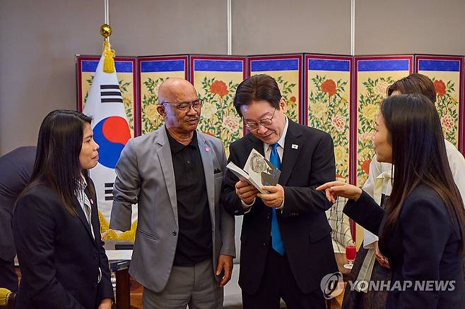 이재명 대통령, 과거 산재 피해 노동자와 재회 (마닐라=연합뉴스) 필리핀을 국빈방문한 이재명 대통령이 4일 마닐라에서 인권변호사 시절 인연을 맺은 필리핀 노동자 아리엘 갈락 씨를 만나 자신의 자서전을 선물하고 있다. 이 대통령은 인권 변호사로 활동하던 1992년, 한국의 한 공장에서 근무하다가 사고를 당하고도 보상받지 못한 채 필리핀으로 강제 출국당한 갈락 씨의 사연을 접했다. 이후 이 대통령은 1년여에 걸쳐 재심 절차를 진행한 끝에 갈락 씨가 요양인정과 산업재해보상금을 받을 수 있도록 도왔다. 2026.3.4 [공동취재 제공. 재판매 및 DB 금지] xyz@yna.co.kr