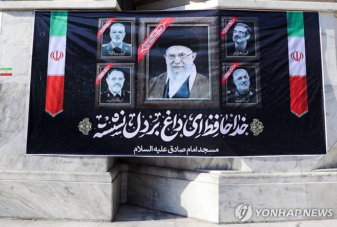 테헤란에 내걸린 하메네이와 이란 고위당국자들 추모 배너 [웨스트아시아뉴스에이전시 제공/로이터=연합뉴스. 재판매 및 DB 금지]