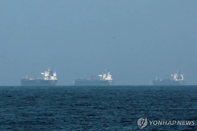 호르무즈 해협이 사실상 봉쇄된 가운데 아랍에미리트(UAE) 푸자리아 인근 해상에 늘어서 있는 유조선들 [로이터 연합뉴스 자료사진. 재판매 및 DB 금지]