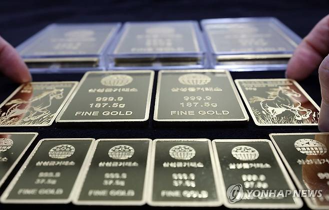 서울 종로구 삼성금거래소에서 골드바를 정리하는 직원 [연합뉴스 자료사진. 재판매 및 DB 금지]