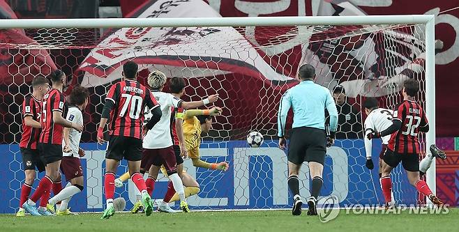 비셀 고베 마테우스 툴레르의 골 (서울=연합뉴스) 박동주 기자 = 4일 서울월드컵경기장에서 열린 아시아축구연맹(AFC) 챔피언스리그 엘리트(ACLE) 16강 FC서울과 비셀 고베의 경기. 
    비셀 고베 마테우스 툴레르가 골을 넣고 있다. 2026.3.4 pdj6635@yna.co.kr