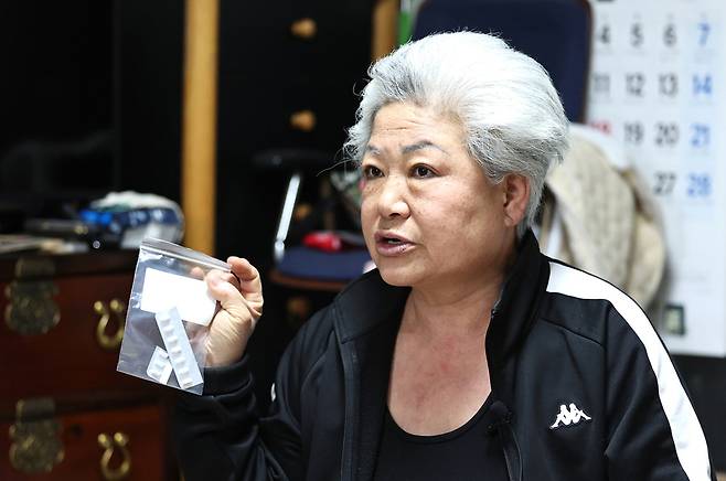 ▲ 노곡3리 주민 김연자(65)씨가 병원에서 처방받은 수면제와 신경안정제 등 약봉지를 앞에 둔 채 사고 당시를 회상하고 있다. 김씨는 전투기 오폭 사고 이후 1년째 환청과 불면증에 시달리며 약 기운을 빌려 간신히 밤을 지새우고 있다./김철빈 기자 narodo@incheonilbo.com