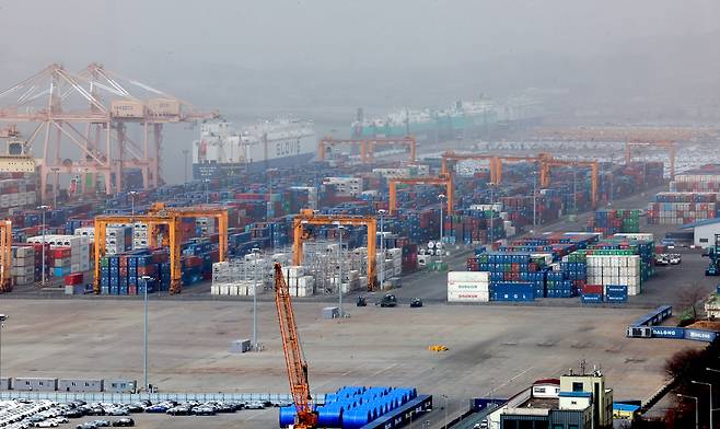 ▲ 평택시 포승읍 평택항에 수출용 컨테이너가 쌓여있는 모습. /전광현 기자 maggie@incheonilbo.com