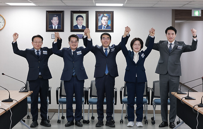 ▲&nbsp;6·3 지방선거 경기지사에 도전하는 더불어민주당 예비후보들이 지난 2월 24일 서울 영등포구 여의도 더불어민주당 중앙당사에서 열린 광역단체장 후보 면접에서 기념 촬영을 했다. 왼쪽부터 더불어민주당 권칠승 의원, 김동연 지사, 양기대 전 의원, 추미애·한준호 의원. /연합뉴스