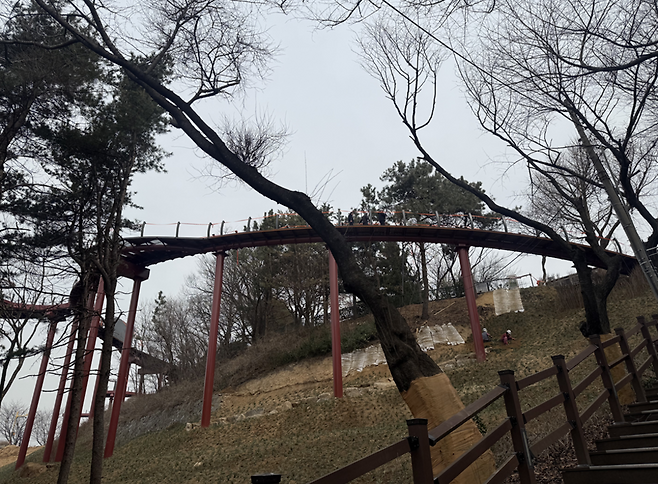 ▲ 5일 오후 인천 미추홀구 수봉근린공원에 조성 중인 스카이워크 모습.