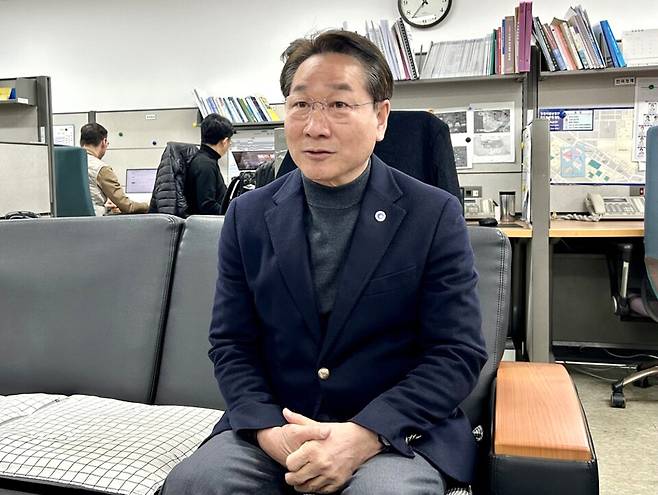 ▲&nbsp;유정복 인천시장이 5일 오전 시청 기자실에서 간담회를 열고 인천 미래 발전을 위한 보수 대통합 의지를 드러내고 있다. /변성원 기자 bsw906@incheonilbo.com