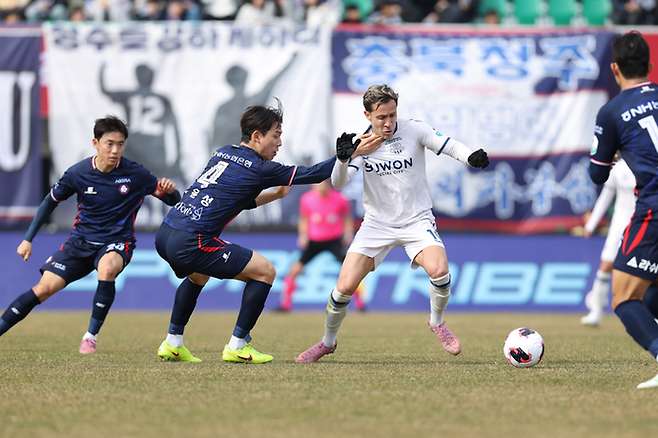 지난 1일 청주종합경기장서 열린 K리그2 충북청주FC와의 개막전서 수원FC 프리조가 돌파를 시도하고 있다. 사진=한국프로축구연맹