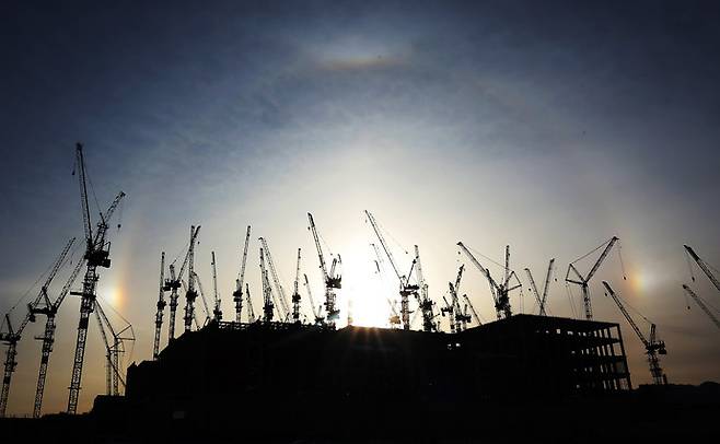 지난 1월 1일 경기도 용인시 처인구 원삼면 SK하이닉스 용인클러스터 공사 현장 위로 떠오르는 2026년 병오년(丙午年) 첫 태양 주변으로 햇무리가 나타나 있다. 연합뉴스