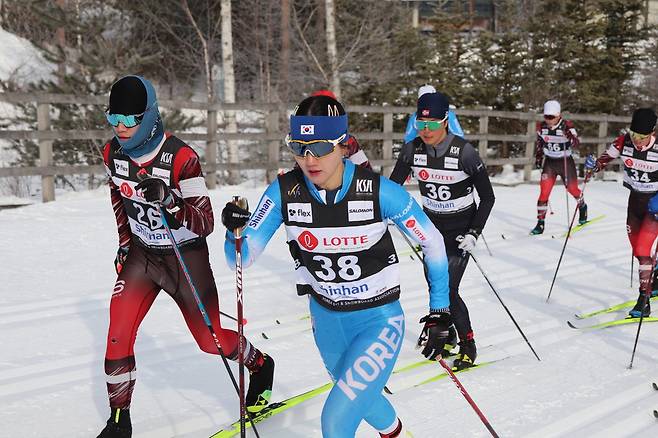 5일 강원도 평창군 알펜시아 크로스컨트리센터에서 열린 제78회 전국종별스키선수권대회 크로스컨트리 여자일반부 클래식 10㎞에서 한다솜(경기도청·앞줄 오른쪽)이 힘차게 언덕을 오르고 있다.