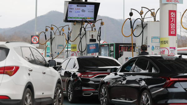 미국과 이스라엘의 이란 공격과 이에 따른 이란 최고 지도자 아야톨라 세예드 알리 하메네이의 사망 보도로 국제유가 급등이 예상되는 가운데 1일 서울 서초구 만남의광장 주유소에 휘발유와 경유 가격기 표시돼 있다. 연합뉴스