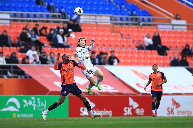 광주FC 신창무가 지난 1일 열린 제주SK FC와의 원정 개막전에서 제주 미드필더 이탈로와 공중 볼을 다투고 있다.  <광주FC 제공>