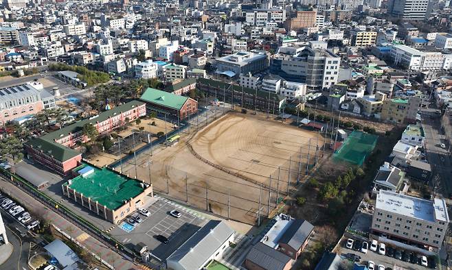 광주 근대학교의 시발지인 광주서석초등학교. 올해 신입생이 6명에 불과, 소멸위기를 맞고 있다. 서석초교의 학군지인 서남동 일대와 학교 주변에 주거지 대신 오피스, 상가들이 즐비하다. / 임문철 기자