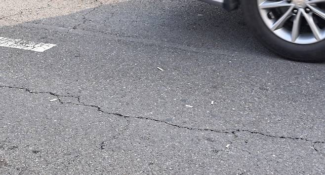 울산역 택시승강장에 머물던 택시들이 지나가자 차로에 버려진 담배 꽁초들이 드러나 있다.