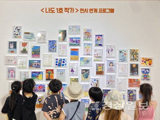 ▲ 울주문화재단(대표이사 이춘근)은 지역 작가와 시민이 함께 만드는 생활 속 미술시장, '1호작품 미술장터'를 올해로 3년째 이어간다. 사진은 2024년 시즌 1 행사 모습. 울주문화재단 제공