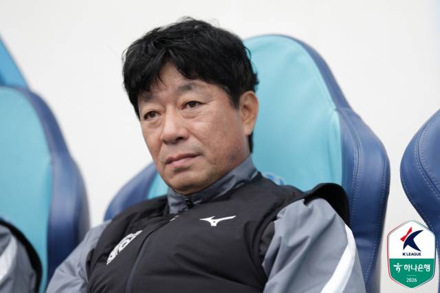 프로축구 대구FC 김병수 감독이 지난 1일 화성FC와의 경기에서 대구 팀 진영 벤치에 앉아 경기를 보고 있다. K리그 제공