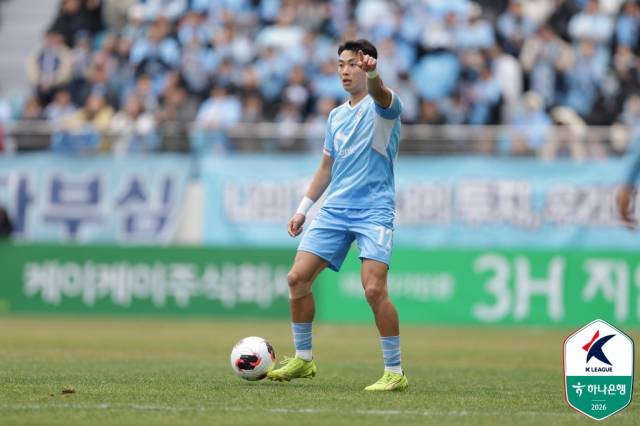 프로축구 대구FC 최강민이 지난 1일 화성FC와의 경기에서 방향을 지시하고 있다. K리그 제공