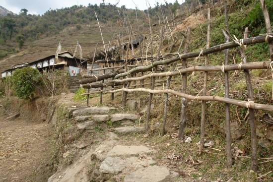 산골 마을입니다. 따뜻한 지역이라 주변에서 쉽게 구할 수 있는 대나무를 이용하여 울타리를 만들었네요.