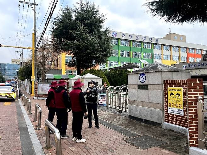 ▲ 경산경찰서는 2026년 신학기 퇴직 경찰관 등으로 구성된 '시니어 치안지킴이'의 첫 출범을 알리고, 초등학교 주변 범죄예방을 위한 본격적인 순찰 활동에 돌입했다. 경산경찰서.