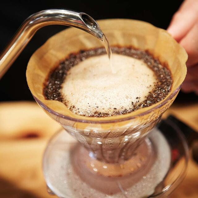 드립커피 완성을 위해 준비된 원두에 물을 붓고 있다.(서문커피 제공)