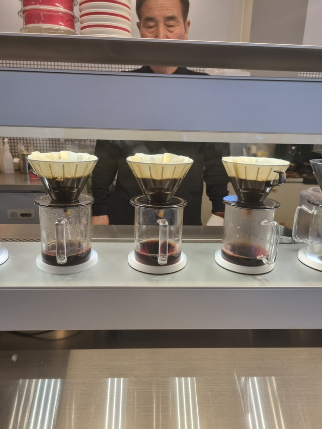 추출한 원두로 드립커피를 제조하고 있다. (드립커피 전문 커피숍 '어레인지먼트' 제공)