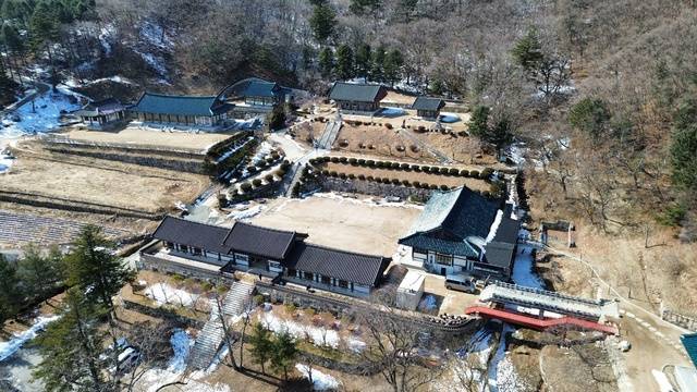 김천 수도암은 가야산 북서쪽 경북 김천과 경남 거창의 경계에 우뚝 솟은 해발 1,317m의 준봉인 수도산에 자리잡고 있다. 수도암은 청암사와 함께 도선국사가 창건했다. 1894년 동학혁명 당시 농민군에 의해 전소되었다가 1900년에 포응화상이 건물을 중수했다. 현재 수도암에는 보물로 지정 된 석조비로자나불좌상과 동·서 삼층석탑, 석조보살좌상이 있다.