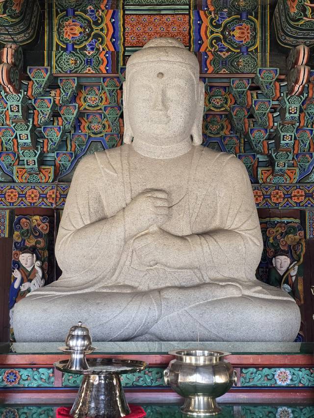 수도암 대적광전에는 다른 절과 달리 보물로 지정 된 석조비로자나불좌상이 모셔져 있다.