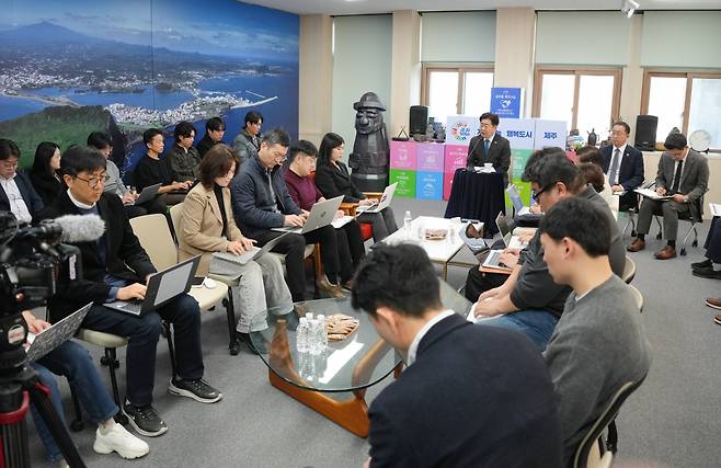 오영훈 지사가 25일 도청 소통회의실에서 출입기자단과 간담회를 갖고 있다.