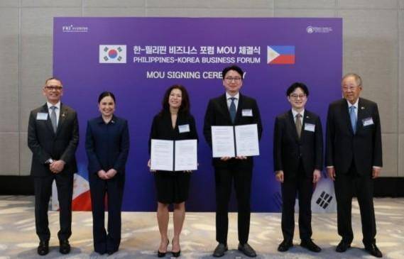 4일(현지시간) 필리핀 마닐라 콘래드호텔에서 열린 '한-필 경제사절단 업무협약(MOU) 체결식'에서 이경수 세라젬 대표이사(왼쪽 4번)와 지나 로렌자나 벨로메디컬그룹 최고경영자(왼쪽 3번)가 MOU를 맺은 뒤 참석자들과 기념촬영을 하고 있다. [사진=세라젬]