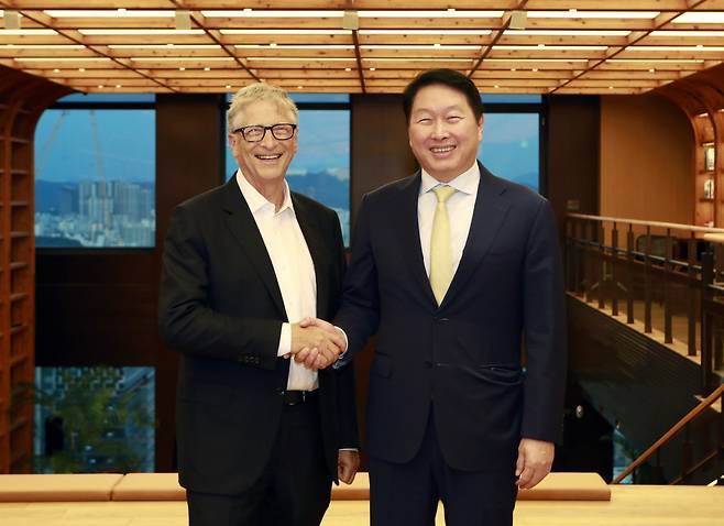 최태원 SK그룹 회장(사진 오른쪽)과 빌 게이츠 테라파워 창업자 겸 이사회 의장이 지난해 8월 서울 종로구 SK서린빌딩에서 만나 악수를 하고 있다.(사진=SK)